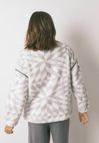 Fleece pullover with a geometric pattern in gray and white. Features a relaxed fit, long sleeves, and a soft texture.