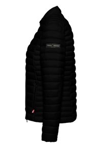 Giacca a vento nera isolata con zip frontale, design a righe orizzontali, tasche laterali e patch con logo sulla spalla sinistra.