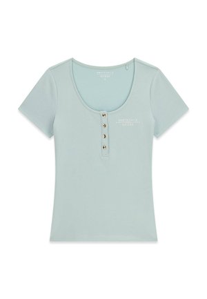 Chemise à manches courtes côtelée bleu clair, col rond, quatre boutons sur le devant et petit logo blanc « North Sails Guess » sur la poitrine.