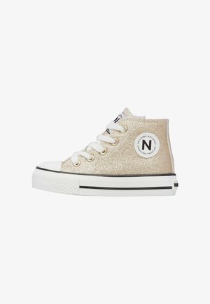 Sneakers high-top dorati con glitter, lacci bianchi, punta in gomma e strisce nere. Presentano una patch rotonda con logo sul lato.