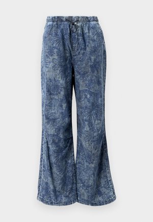 Plati kojinės džinsinės kelnės su išblukusia mėlyna spalva, puošdamos gėlių raštu, su elastinga juosta ir raišteliu, bei nutrintomis kraštinėmis.