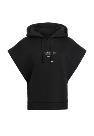 Zwarte oversized capuchontrui. Voorzien van brede mouwen, een kangoeroezak en een logo op de voorkant. Zacht materiaal met een gladde textuur.