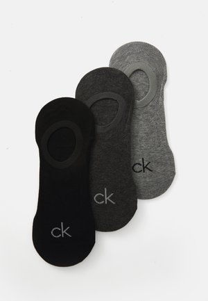 Tre par låga strumpor i svart, mörkgrått och ljust grått. Tillverkade av mjukt tyg med elastiska öppningar och logotypdetalj.