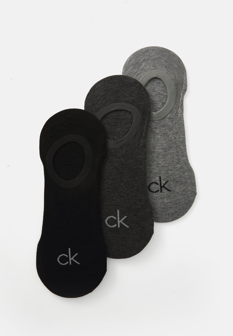 Tre paia di calzini a taglio basso in nero, grigio scuro e grigio chiaro. Realizzati in tessuto morbido con aperture elastiche e dettaglio del logo.