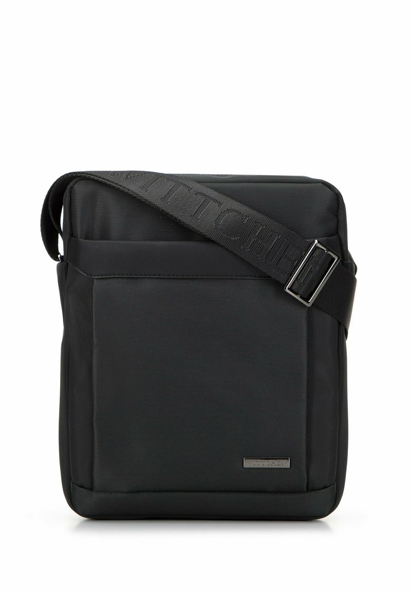 Sac messager noir en tissu durable avec une texture lisse. Il dispose d'une poche avant et d'une sangle réglable avec une boucle élégante.