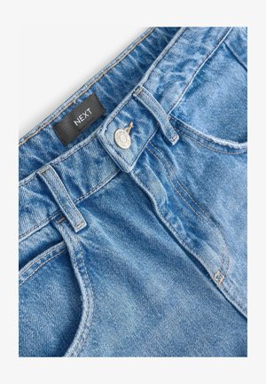 Šviesiai mėlynos džinsinės kelnes su klasikinio penkių kišenių dizainu, tvirtu mygtuko uždarymu ir kontrastinga siuvimo linija. Etiketėje parašyta "NEXT."