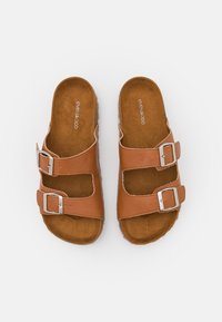 Bruine faux leren sandalen met twee verstelbare gespen, open teen design en gevoerde binnenzool. Geprofileerde buitenzool biedt grip.