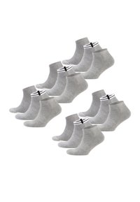 Szare skarpetki do kostek o prążkowanej fakturze, z czarno-białym paskiem na górze. Zestaw dwunastu par ułożonych w różnych pozycjach.