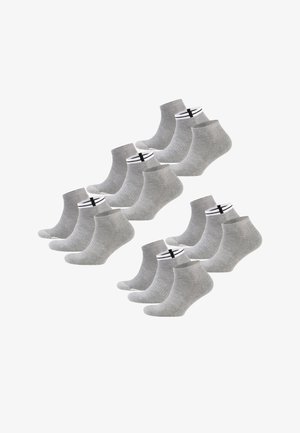 Grå ankelsokker med ribbet struktur, der har en sort og hvid stribet kant øverst. Pakke med tolv par arrangeret i forskellige positioner.