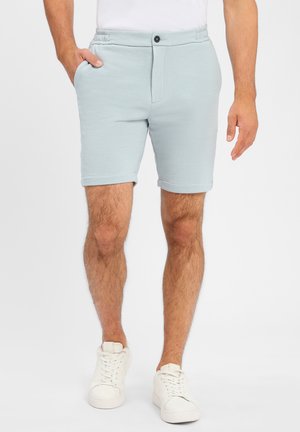 Helle blaue Shorts aus weichem Stoff, mit einem elastischen Bund, einem vorderen Knopf, Seitentaschen und umgeschlagenen Säumen.