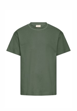 Maglietta semplice a maniche corte verde oliva con scollo rotondo e una piccola etichetta bianca all'interno del colletto.