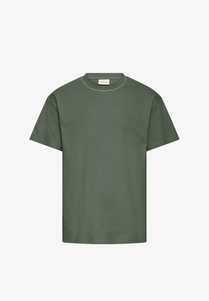 Maglietta semplice a maniche corte verde oliva con scollo rotondo e una piccola etichetta bianca all'interno del colletto.