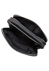 Schwarze Lederhandtasche mit silberner Hardware, doppeltem Reißverschluss und gemustertem Innenfutter. Besitzt eine interne Reißverschlusstasche und mehrere Fächer.