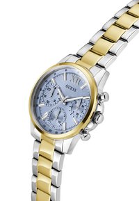 Orologio in acciaio inossidabile argento e oro con quadrante blu, dotato di tre sottodial e una lunetta in oro giallo con marchio 'Guess'.