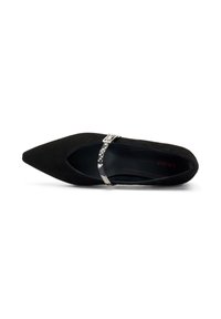 Zapato negro de ante con punta afilada y una correa decorativa plateada que cruza el empeine. Su textura suave y su diseño elegante realzan su aspecto formal.