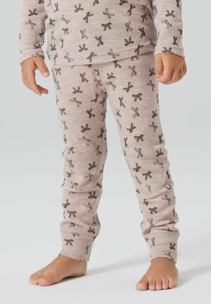 Set di pigiama in cotone rosa chiaro con un motivo a fiocchi scuri ripetuti, maniche lunghe e pantaloni aderenti con toppe sulle ginocchia.