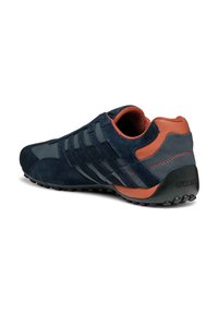 Sneaker blu navy con una combinazione di materiali scamosciati e tessili, dettagli in rete, dettagli arancioni e una suola in gomma testurizzata.