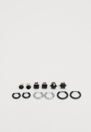 Set van oorbellen met zwarte stenen in ronde en vierkante vormen, met zilveren en zwarte metalen accenten, geplaatst op een witte achtergrond.