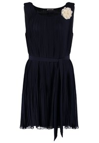 Laivastonsininen laskostettu mekko, jossa on pyöreä pääntie, kangasvyö ja pois valkoinen kukkaääni olalla. Kevyt, virtaava materiaali.