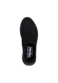 Scarpa nera slip-on con tomaia in rete testurizzata, bande elastiche laterali per un facile indossamento e soletta imbottita. Suola in gomma liscia.