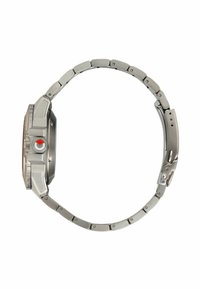 Orologio in acciaio inossidabile argento con quadrante rotondo strutturato, pulsante di accento rosso prominente e design del bracciale a maglie flessibili.