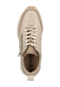Beige leren sneaker met textuurelementen, ronde neus, platte veters, zijrits en een witte rubberen zool met een logo aan de binnenkant.