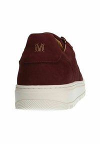 Rode suède sneaker met witte rubberen zool, voorzien van een gladde textuur, gevoerd kraag en reliëflogo op de hiel.