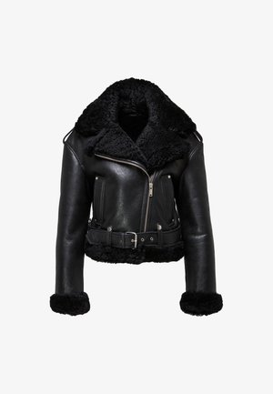 Giubbotto bomber in pelle nera con colletto e foderato in pelliccia sintetica, chiusura frontale con zip, due tasche frontali e vita regolabile con fibbia in metallo argentato.