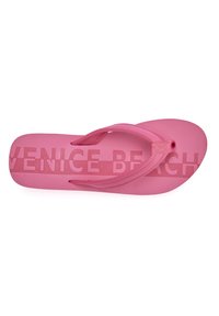 Růžové žabky s gumovou podrážkou a popruhy. Stélka obsahuje ražený text "VENICE BEACH" velkými písmeny uprostřed.