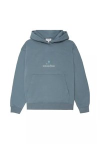 Sudadera con capucha en azul apagado, con un bolsillo tipo canguro frontal, puños acanalados y un estampado central "TESTED AND APPROVED" en azul claro.