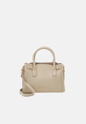 Borsa beige Valentino con doppi manici superiori, tracolla rimovibile e logo dorato sul davanti su sfondo bianco.