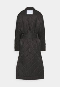 Manteau long noir matelassé avec ceinture, vue de dos, présentant un patch rectangulaire blanc avec l'étiquette "HUGO" en haut du dos.