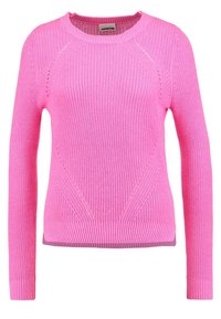 Gestickter Pullover in kräftigem Pink, mit Rundhalsausschnitt, langen Ärmeln und geribbelter Textur mit diagonalen Stichmustern an der Vorderseite.