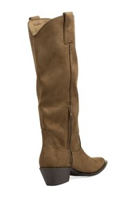 Bota de ante marrón hasta la rodilla con punta redondeada, cremallera lateral y tacón en bloque inclinado. Presenta costuras decorativas a lo largo de las costuras.