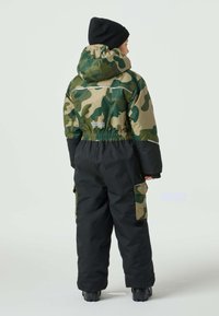 Dziecięcy zimowy kombinezon moro z czarną dolną częścią, elastyczną talią, kieszeniami na zamek i kapturem. Materiał wydaje się być ocieplany i wodoodporny.