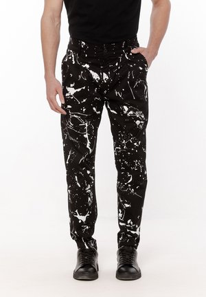 - Spodnie materiałowe