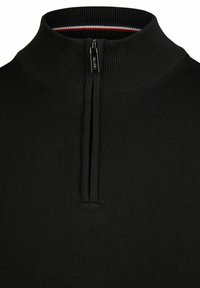 Schwarzer Strickpullover mit hohem Kragen und einem Viertelreißverschluss. Verfügt über eine dezente gerippte Textur und ein gestreiftes Futter in Rot und Weiß.