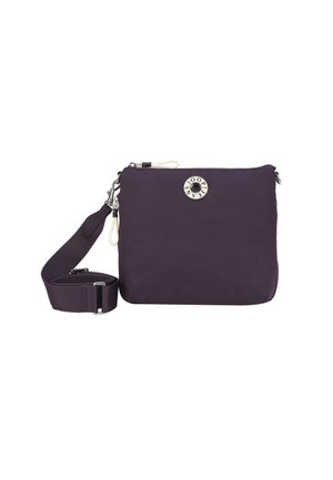 Bolso cruzado de nylon púrpura con cierre de cremallera, correa ajustable y un acento de logotipo metálico redondo. Textura suave y forma rectangular.