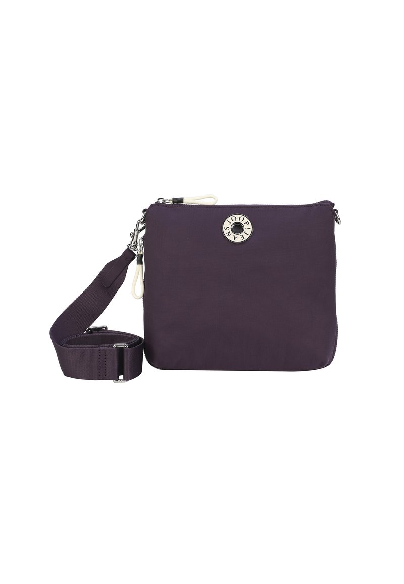 Borsa a tracolla in nylon viola con chiusura a zip, tracolla regolabile e un accento rotondo in metallo con logo. Texture liscia e forma rettangolare.