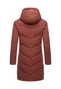Dlouhý kabát s kapucí v barvě rezavé s chevronovým prošíváním, prošívanou texturou a logem na zadní straně. Ideální pro chladné počasí.