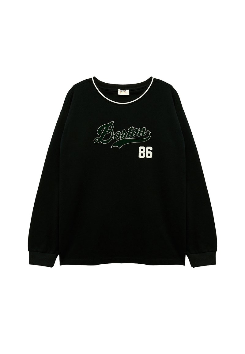 Czarna bluza z długim rękawem z zielonym napisem "Boston" i białym "86" z przodu. Posiada okrągły dekolt i ściągacze u rękawów. Miękka w dotyku.