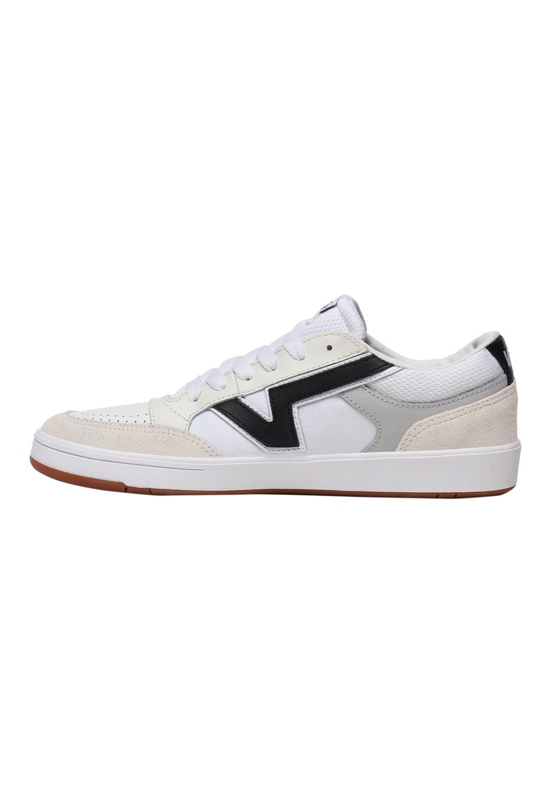 Zapatillas blancas con una puntera de ante, acentos en negro y gris, paneles de malla y suela de goma. Diseño de cordones con un aspecto limpio y minimalista.