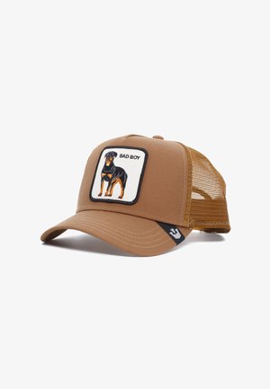 Gorra de béisbol marrón con parte trasera de malla, que presenta un parche cuadrado con un Rottweiler y el texto "CHICO MALO". Detalles bordados en el borde.
