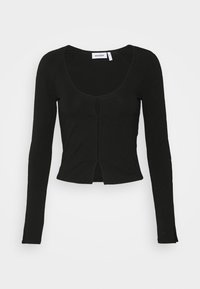 Top preto de manga longa com decote arredondado, design cropped e detalhe de botão frontal. Feito de um tecido suave e elástico.