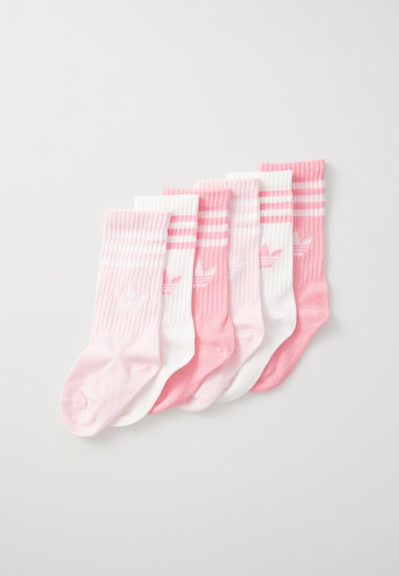 Sechs Paar Crew-Socken in Rosa- und Weißtönen. Das Design zeichnet sich durch gerippte Bündchen und Streifen auf bestimmten Paaren aus. Das Material scheint weich zu sein.