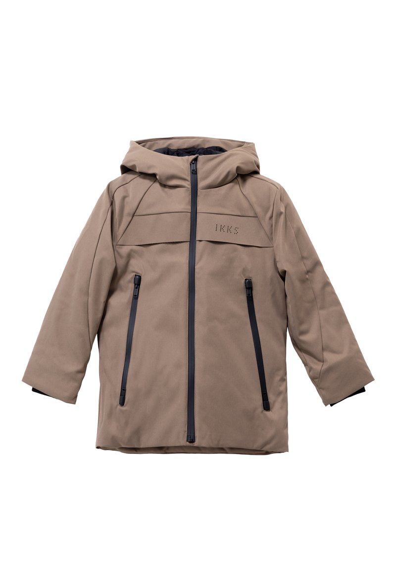 Chaqueta beige con capucha, cremallera negra y dos bolsillos verticales con cremallera, con el sutil logo "IKKS" en el pecho.
