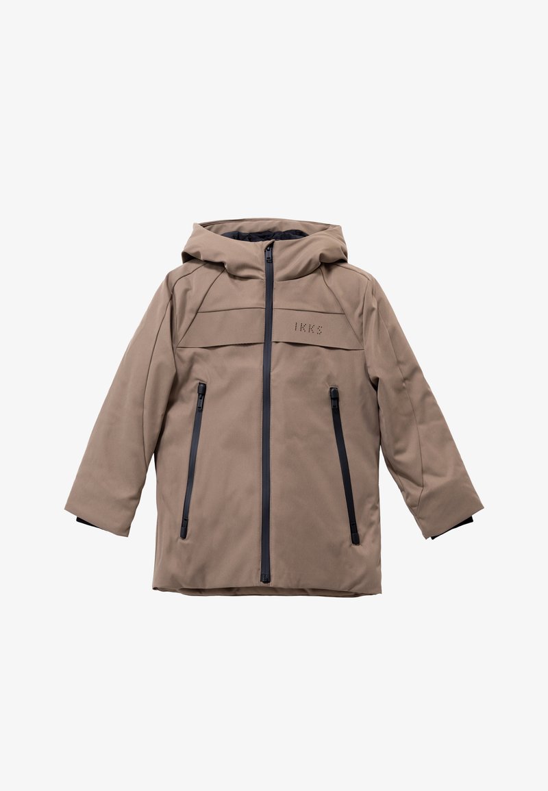 Chaqueta beige con capucha, cremallera negra y dos bolsillos verticales con cremallera, con el sutil logo "IKKS" en el pecho.