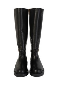 Botas de cuero negras hasta la rodilla con una textura suave, puntera redondeada, cremalleras laterales y correas decorativas con detalles de herrajes dorados.