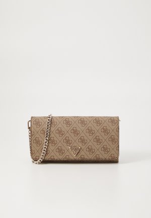 Pochette brune à motif avec une chaîne, présentant un plaquage logo et une surface texturée. Design rectangulaire compact.