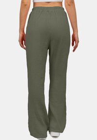 Groene, relaxte, textuurpants met een elastische tailleband en wijde pijpen, gemaakt van een lichtgewicht materiaal.